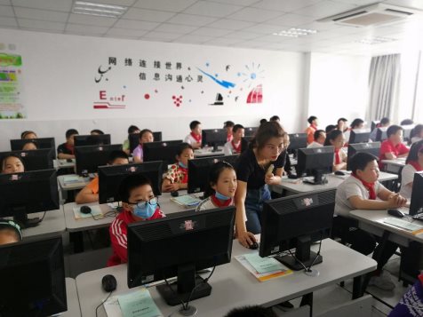 图片包含 室内, 桌子, 天花板, 人&#xA;&#xA;描述已自动生成