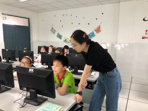 图片包含 室内, 人, 笔记本, 电脑&#xA;&#xA;描述已自动生成