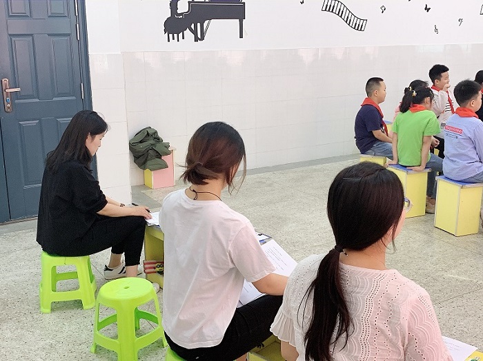 C:\Users\Lenovo\Desktop\音乐组教研组\2019-2020学年度第一学期\教研活动\9.25 胡善琴 《丰收之歌》张潇蓉《白鸽》\听课照片\IMG_6289.JPG
