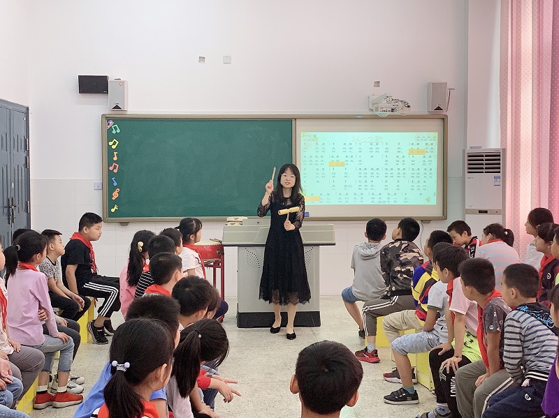 C:\Users\Lenovo\Desktop\音乐组教研组\2019-2020学年度第一学期\教研活动\9.25 胡善琴 《丰收之歌》张潇蓉《白鸽》\照片 胡善琴\2.JPG