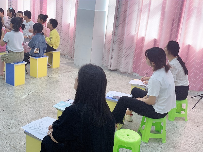 C:\Users\Lenovo\Desktop\音乐组教研组\2019-2020学年度第一学期\教研活动\9.25 胡善琴 《丰收之歌》张潇蓉《白鸽》\听课照片\IMG_6288.JPG