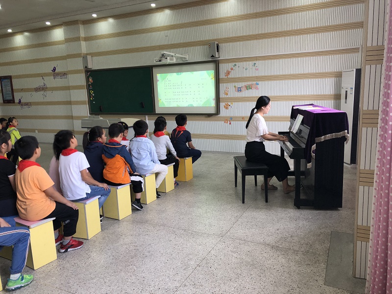 C:\Users\Lenovo\Desktop\音乐组教研组\2019-2020学年度第一学期\教研活动\9.25 胡善琴 《丰收之歌》张潇蓉《白鸽》\照片 张潇蓉\IMG_6273.JPG