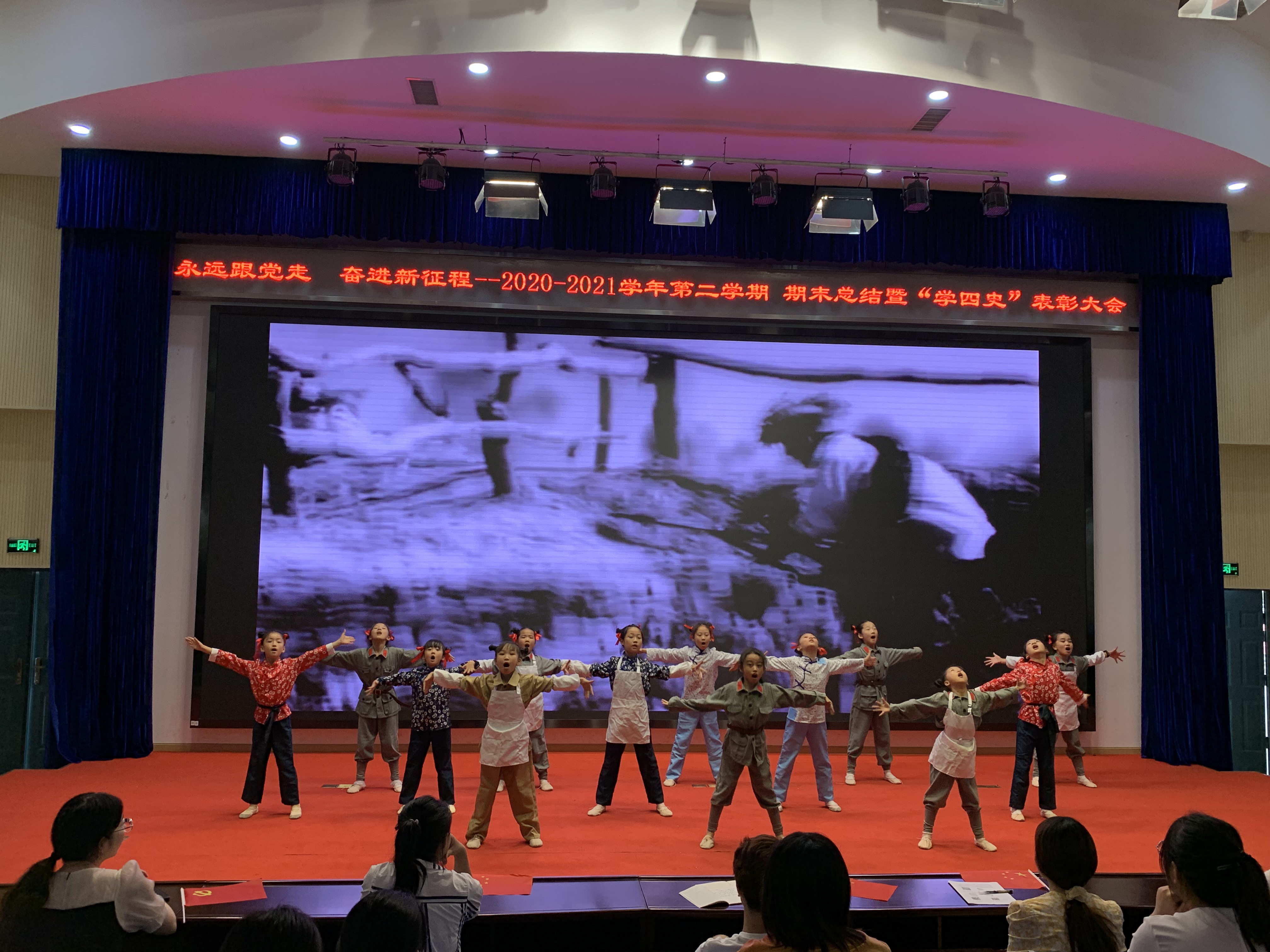 学生舞蹈.JPG
